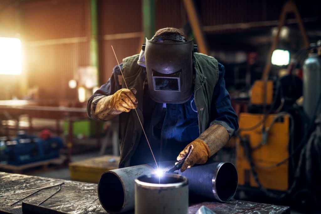 Metallbauer bei der Schweißarbeit in Werkstatt